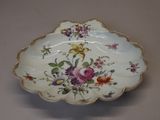 une assiette blanche avec un motif floral