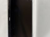 un téléviseur à écran plat fixé au mur d'une pièce