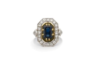 une bague en saphir et diamant