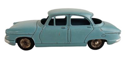 une petite voiture bleue posée sur une surface blanche