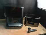 une cafetière posée sur une table en bois à côté d'une tasse