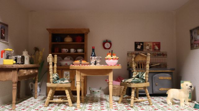 Diorama. Composition miniature, dans une vitrine en bois, vitre e...