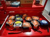 une boîte à outils rouge contenant des outils, posée sur la table