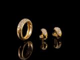 une paire de boucles d'oreilles en or et diamants