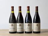 trois bouteilles de vin sont alignées sur une table en bois