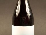 une bouteille de vin posée sur une table