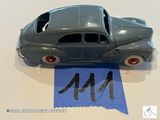 une petite voiture posée sur une feuille de papier