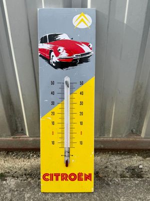 un thermomètre sur lequel est représentée une voiture rouge