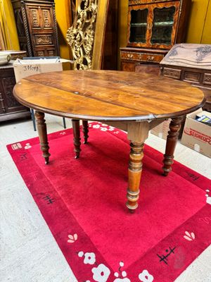 une table posée sur un tapis rouge dans une pièce