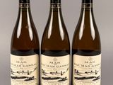 trois bouteilles de vin posées sur une table l'une à côté de l'autre