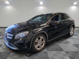 un SUV Mercedes GLA noir garé dans un garage