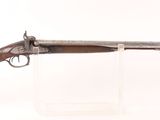 un vieux fusil au canon en bois, posé sur un socle transparent