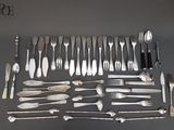 de nombreux types d'argenterie disposés sur une table