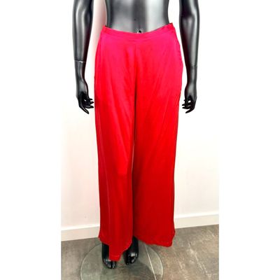 Le mannequin porte un pantalon rouge et un haut noir.