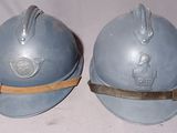 Voici deux casques posés sur une table
