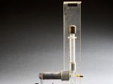 une image représentant un objet en verre et en métal posé sur une table