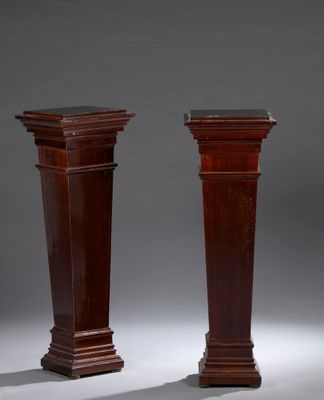 une paire de hauts socles en bois sur fond gris
