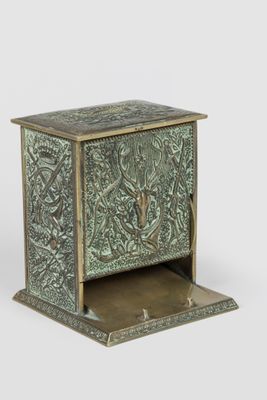 une image représentant une petite boîte en bronze ornée d'un cerf
