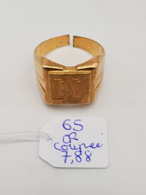 gros plan d'une bague en or portant une étiquette de prix