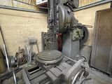 une machine qui se trouve à l'intérieur d'un bâtiment