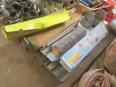 une pile d'objets assortis sur une table