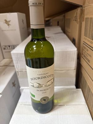 une bouteille de vin posée sur une table