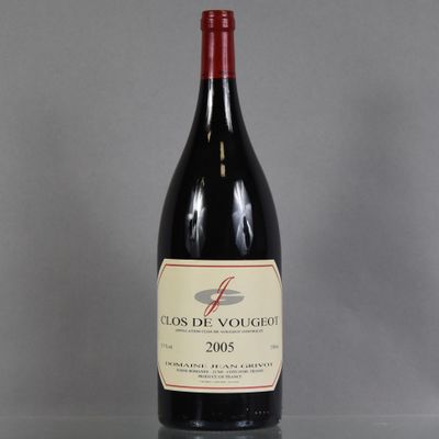 une bouteille de vin posée sur une table