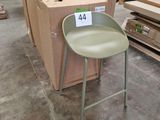 une chaise qui se trouve au milieu d'une pièce
