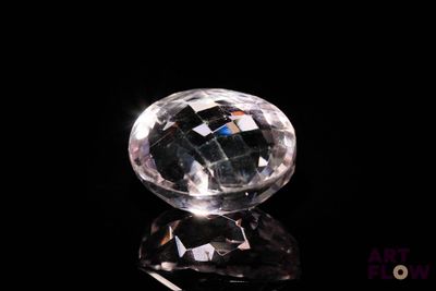 l'image d'un diamant transparent sur une surface noire