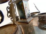 un plateau en argent orné d'une image, posé sur une table