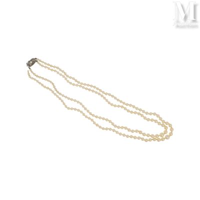 un collier de perles blanches avec un fermoir en argent sur fond blanc