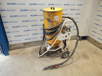 une machine posée sur le sol d'une pièce