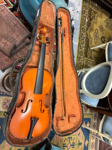 Violon et son archet, sans marque, dans son étui. L 53 cm