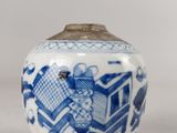 un vase bleu et blanc posé sur une table