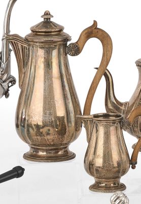 une cafetière en argent et une théière en argent posées sur une table