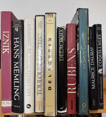 many books that are on a shelf in the room