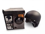 un casque et sa boîte posés sur une surface blanche