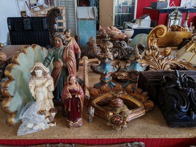 de nombreuses figurines posées sur une table dans une pièce