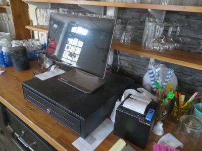 un ordinateur posé sur un bureau, avec une imprimante à côté