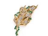 une broche en émeraude et diamants