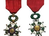 deux médailles et une étoile sur un ruban rouge, le tout sur fond blanc