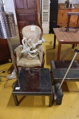 une chaise qui se trouve au milieu d'une pièce