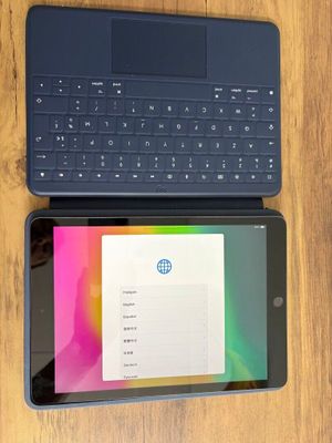 un ordinateur portable et une tablette posés sur une table en bois