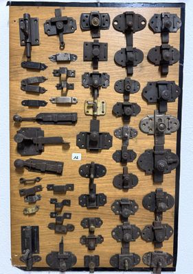 différents types de loquets sur une planche en bois