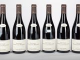 six bouteilles de vin alignées sur une table