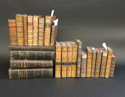 plusieurs vieux livres empilés sur une table
