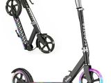 deux vues différentes d'un scooter avec des roues et des roues