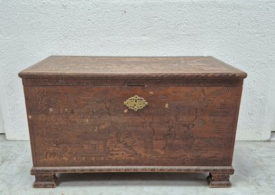 Coffre en bois de style asiatique à décor incisé et sculpté …