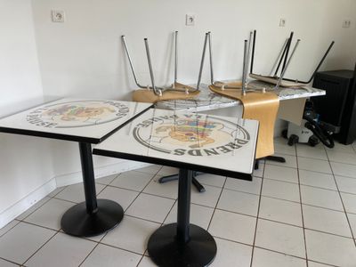 une table sur laquelle sont posées de nombreuses assiettes