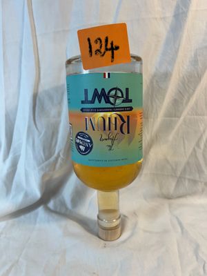 une boîte contenant un liquide, sur laquelle est collé un autocollant